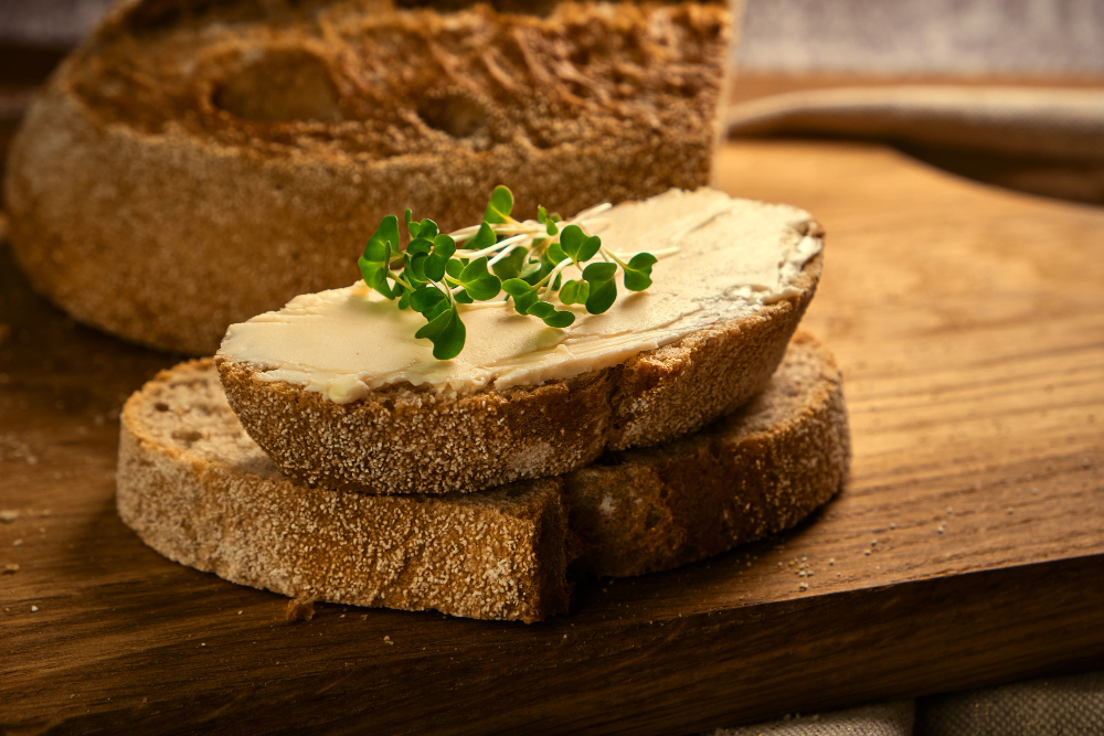 Tartine de pain complet et purée d’amande